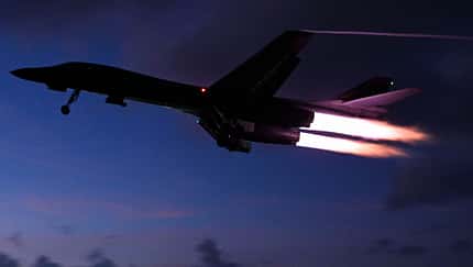 Nachbrennerstart einer B-1B Lancer bei Nacht