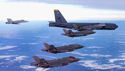 Vier F-35A fliegen neben B-52H Stratofortress