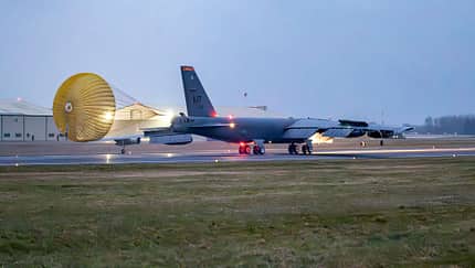 Landende B-52H mit Bremsschirm