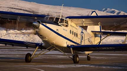 Antonow An-2 TVS-2MS beim Rollen im Abendlicht