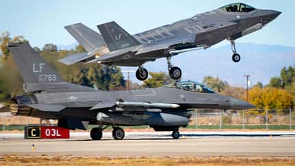 Landende F-35 vor F-16 auf der Luke Air Force Base