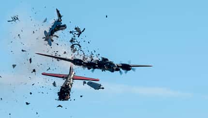 Der Zusammenstoß in der Luft einer Boeing B-17 Flying Fortress und einer Bell P-63 King Cobra
