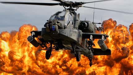 AH-64D Apache schwebt vor Flammenwand