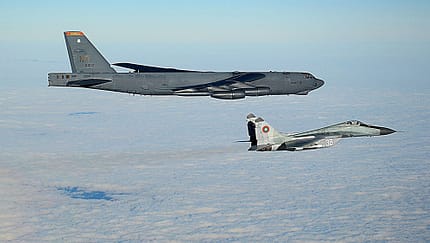 B-52H und MiG-29 gemeinsam über Bulgarien (2025).