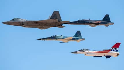 Jet-Formation USAF Heritage Flight F-16 mit F-22 und zwei Tiger