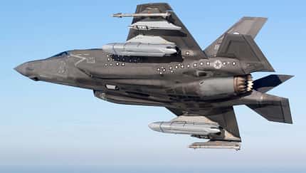 Lockheed Martin F-35B Lightning II mit zwei AGM-158C bei einem Testflug