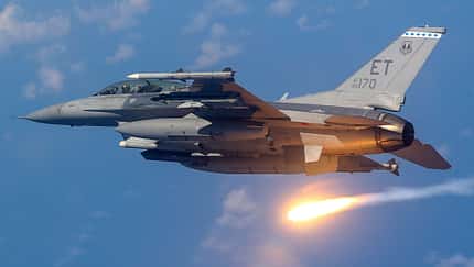 F-16 Fighting Falcon wirft Leuchtfackel ab