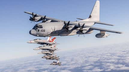 C-130 und Kampfjets des US Marine Corps in Formation