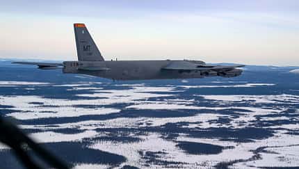 B-52 Stratofortress im Flug über Schneelandschaft