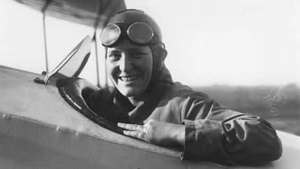 Luftfahrtpionierin Marga von Etzdorf im Cockpit