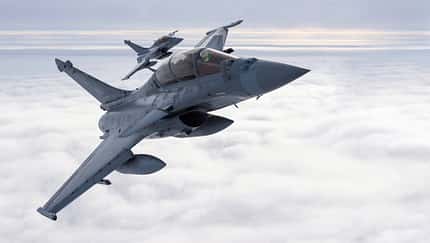 Zwei Dassault Rafale der französischen Luftstreitkräfte bei einem Flug über Litauen