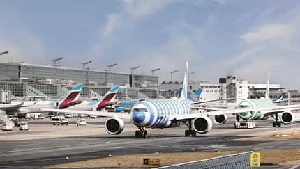 Zwei hintereinander gereihte Airbus A320 von Condor am Flughafen Frankfurt