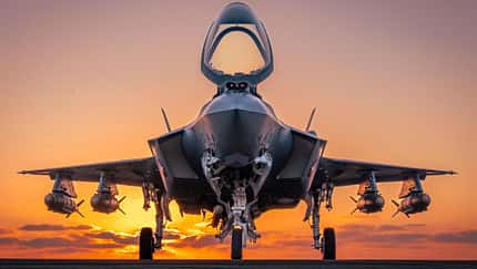 F-35I Adir Israel mit vier JDAM-Bomben von vorn im Sonnenuntergang