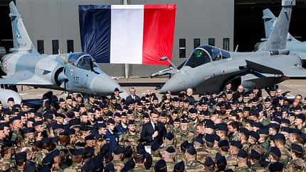 Präsident Macron hält Rede inmitten von Soldaten vor Mirage 2000 und Rafale