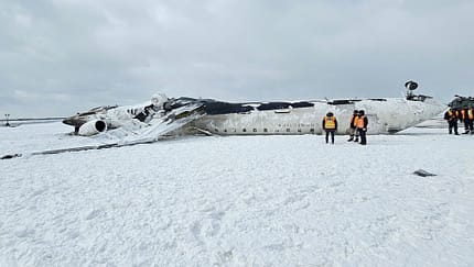 CRJ-900 von Delta nach Überschlag bei der Landung in Toronto.