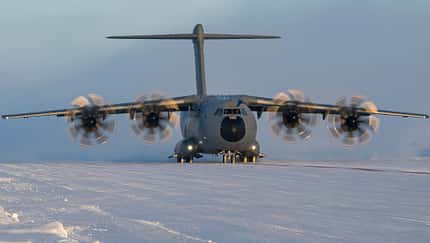 Airbus A400M auf der Eis-Landebahn in Grönland.
