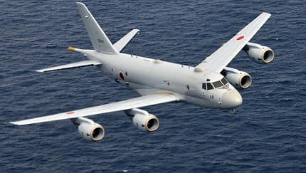 Kawasaki P-1 im Flug über dem Meer
