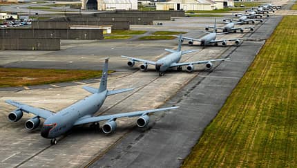 Mehrere KC-135R hintereinander auf dem Taxiway