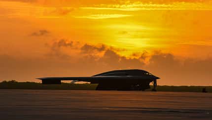 B-2 Spirit im Sonnenuntergang auf der Naval Support Facility Diego Garcia