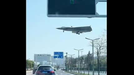 Stealth-Jet China J-36 überfliegt Straße aus Auto gefilmt
