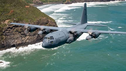 C-130H Hercules im Flug über der Küste Neuseelands
