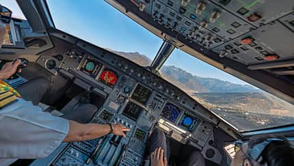 Cockpit-Aussicht beim Anflug auf den Flughafen Paro in Bhutan