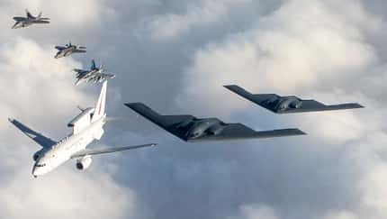 Zwei B-2 in Formation mit australischer E-7 und Kampfjets