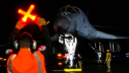 Bodencrew weist B-1B Lancer bei Nacht ein