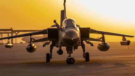Desert Flag ist eine internationale Luftwaffenübung auf der Al Dhafra Air Base in den Vereinigten Arab ischen Emiraten (VAE). In diesem Jahr nimmt das Taktische Luftwaffengeschwader 33 aus Büchel an der drei-wöchigen Übung mit Tornado Kampfflugzeugen teil. Heute landeten ( Tornados und 2 Maschinen der MMU auf der Al Dhafra Airbase, am 15.04.25.