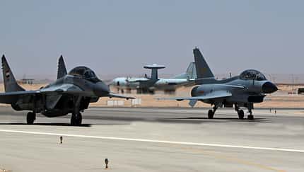 MiG-29 und J-10 auf der Startbahn mit Frühwarnflugzeug im Hintergrund