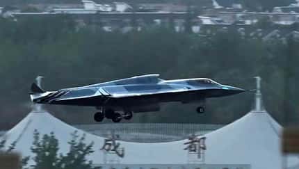 J-36 Geheim-Jäger Chinas im Landeanflug vor Veranstaltungszelt