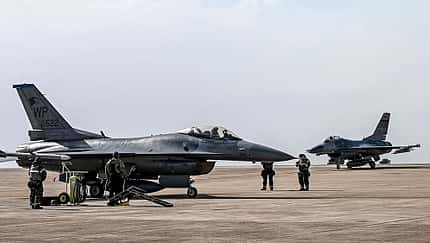 Zwei F-16 USAF in Südkorea mit Bodencrews