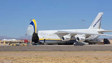 Antonow An-124 wird mit zwei F-16 in der Wüste beladen