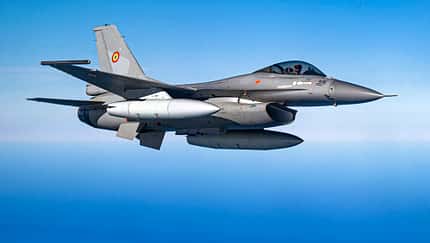 Rumänien Air Force F-16 Fighting Falcon mit Bewaffnung im Flug