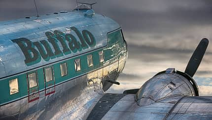 Douglas DC-3 von Buffalo Airways im Flug