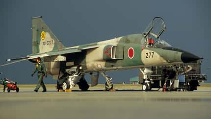 Mitsubishi F-1 am Boden im Abendlicht
