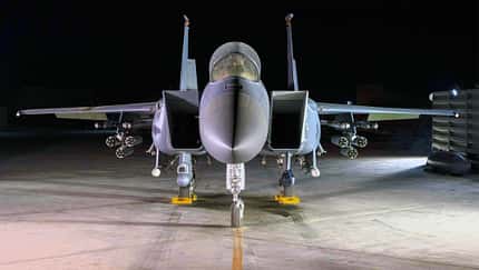 F-15E Strike Eagle mit APKWS-Raketenbehältern von vorne