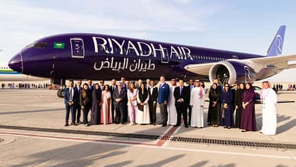 Boeing 787-9 von Riyadh Air in dunkler Lackierung bei der Begrüßung in Dubai