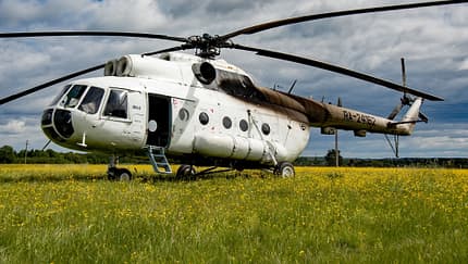 Mil Mi-8 nach Außenlandung im Feld in der Oblast Wologda, Nordrussland.