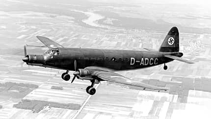  Ju 252 V1 mit testweise stehendem linken Jumo 211 und Propellerblättern in Segelstellung