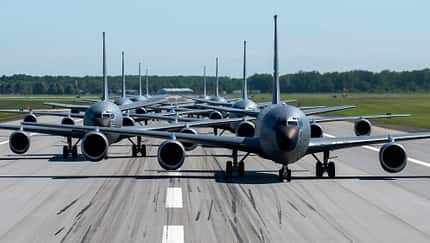 Mehrere KC-135-Tanker hintereinander auf der Startbahn