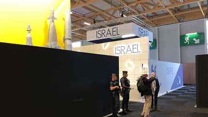 Verhüllter israelischer Messestand auf der Paris Air Show