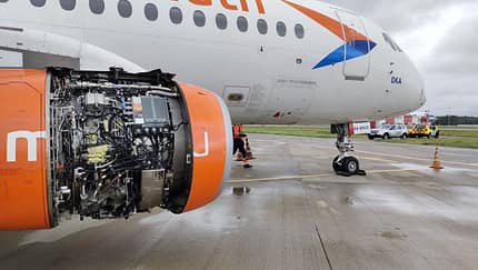 Superjet 100 mit abgerissener Triebwerksverkleidung