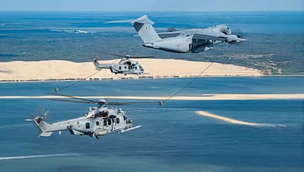 Airbus A400M Atlas F-RBAW mit zwei ausgefahrenen Tankschläuchen für zwei Airbus Helicopter H225M Caracal 