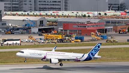Hamburg, Supplier, Luftfahrtregion, Airbus, FAL, Flugzeugbau, A320-Familie, Endmontagelinie, Lufthansa Technik, Finkenwerder, Beluga Erstflug der A321XLR am 15. Juni 2022 in Finkenwerder