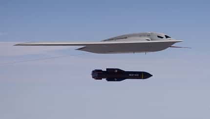 B-21 im Flug mit GBU-57 (Montage)
