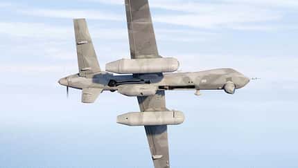 General Atomics MQ-9B mit Radarbehältern im Flug (Computergrafik)