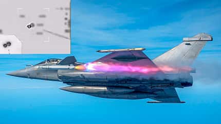 Rafale-Kampfjet feuert Mica-Flugkörper ab, Ballon kurz vor dem Abschuss (Montage)