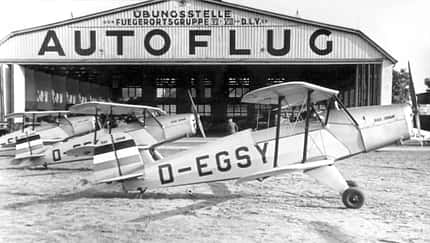 Übungsstelle Adlershof des DLV unter Nutzung des Hangars der Firma Autoflug mit fabrikneuen Bücker 131 A Jungmann um 1933