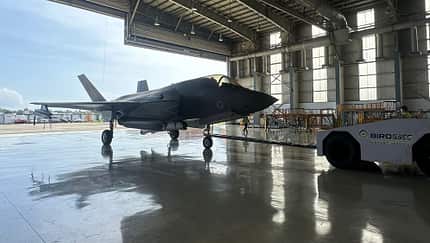 Gestrandete britische F-35B im Hangar in Indien zur Reparatur.